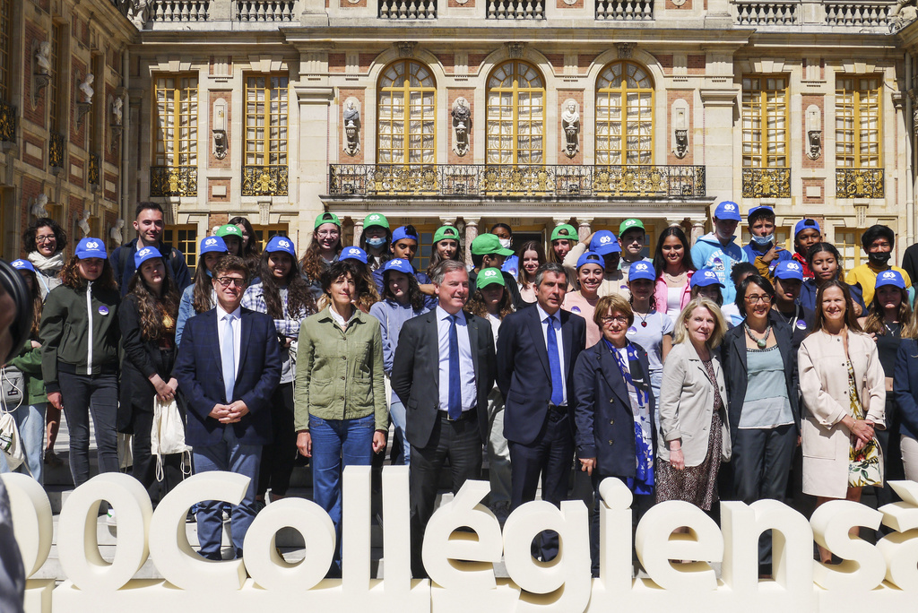 5000 collégiens à Versailles 2022 : la vice-Présidente Nathalie Léandri et le Président Pierre Bédier avec les élèves